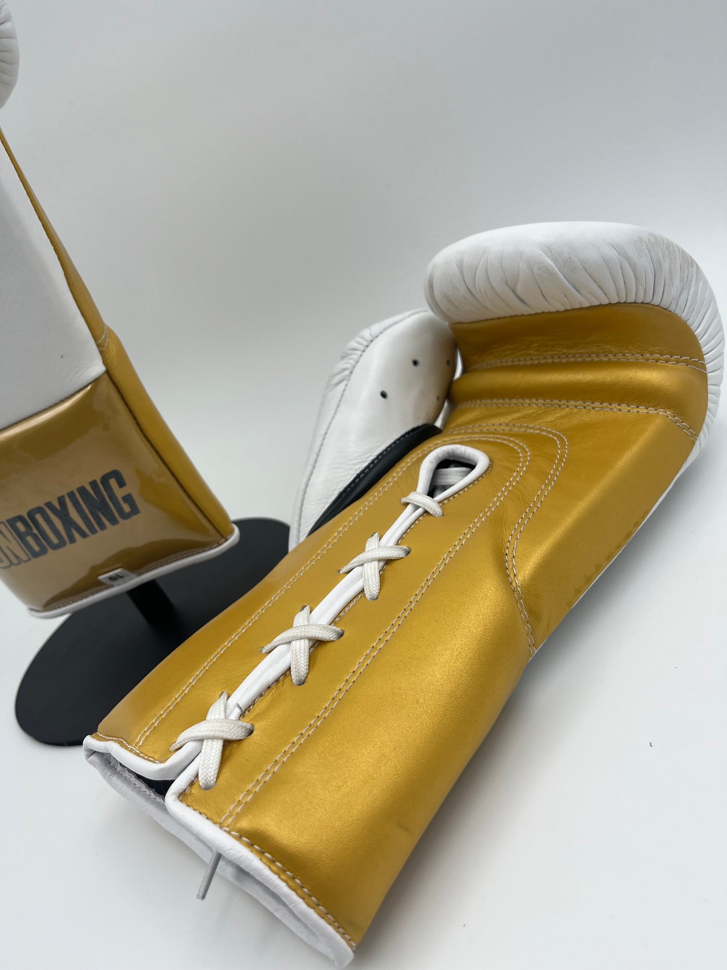 ON BOXING KINGPIN Lace Up Boxing Gloves