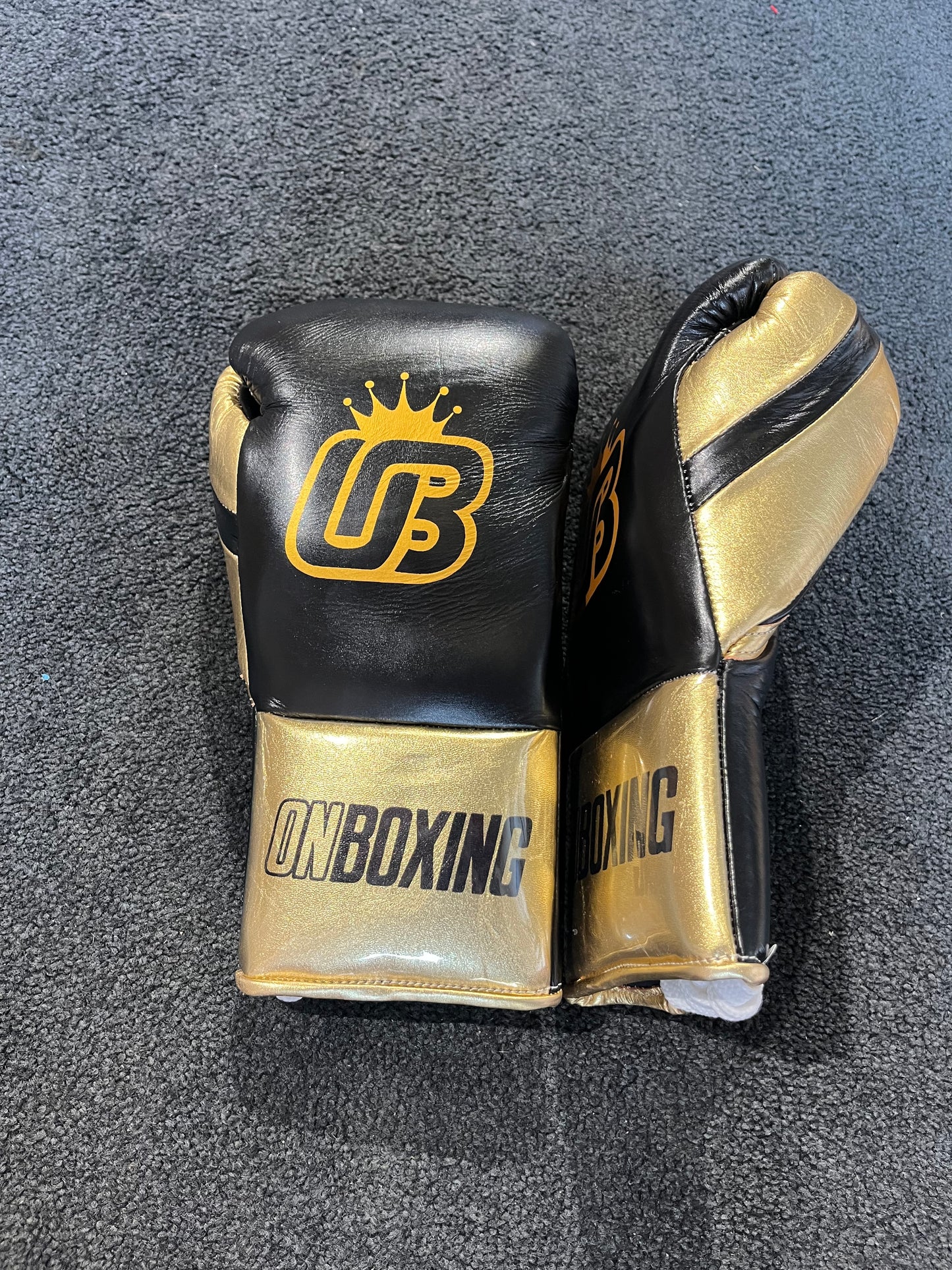 on boxing ob1 10oz lace up boxing gloves - black / gold